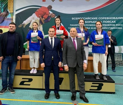 Азнакайның көрәшче кызлары Россия ярышларында да сынатмый