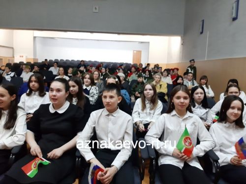 Азнакайда яшьләр һәм укучылар катнашында “Хәтер” патриотик җырлар смотр-фестивале үтте
