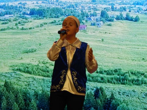 Авыл үзешчәннәре сәхнә тотты