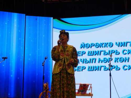 Авыл үзешчәннәре сәхнә тотты