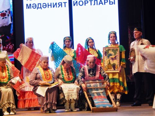 Авыл үзешчәннәре сәхнә тотты