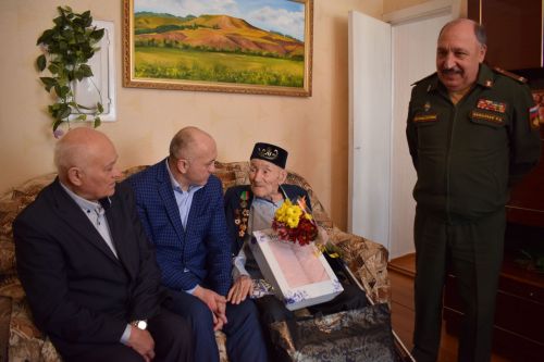 Азнакайда Ватан сугышы ветераны Гайнулла Әюповны 102 яше белән котладылар