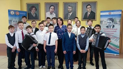 Азнакай сәнгать мәктәбе укучылары уңышлары белән сөендерәләр