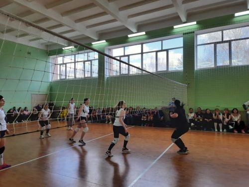 В Азнакаево проводится соревнование по волейболу в честь Международного женского дня