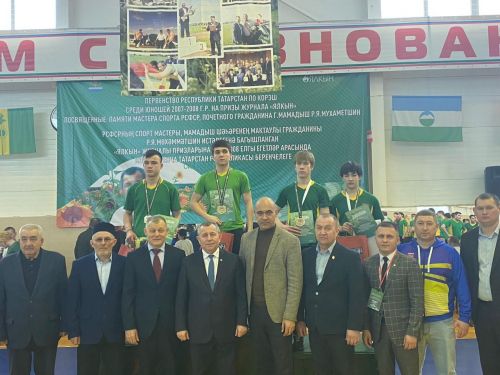 Азнакай егетләре көрәштә бил бирми