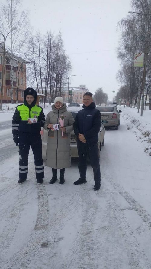Азнакайда ЮХИДИ хезмәткәрләре хатын-кызларга чәчәкләр бүләк иттеләр