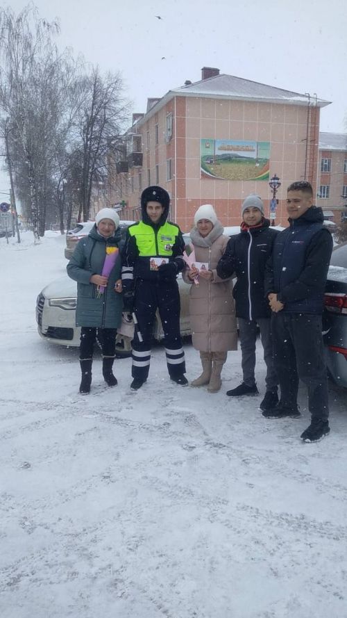 Азнакайда ЮХИДИ хезмәткәрләре хатын-кызларга чәчәкләр бүләк иттеләр
