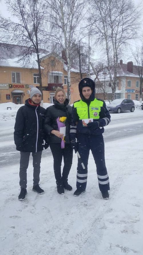 Азнакайда ЮХИДИ хезмәткәрләре хатын-кызларга чәчәкләр бүләк иттеләр