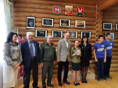 В Азнакаево ко Дню местного самоуправления 16 подростков получили паспорта