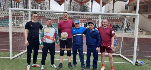 Азнакайда ир-атлар футболда көч сынашты