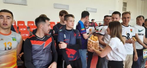 В Азнакаево собрались волейболисты со всей республики