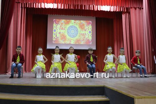 Азнакайның нәни йолдызчыклары сәхнә балкытты