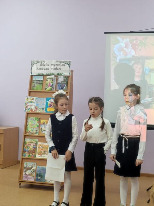 Азнакайдагы  якташ  язучыбыз, шагыйрә Җәүһәрия Шәрипованың  “Кадерле бүләк” китабын тәкъдир итү кичәсе булды