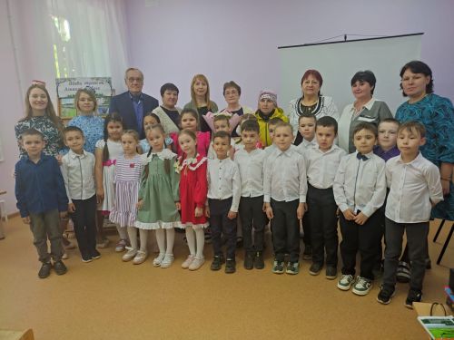 Азнакайдагы  якташ  язучыбыз, шагыйрә Җәүһәрия Шәрипованың  “Кадерле бүләк” китабын тәкъдир итү кичәсе булды