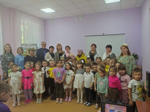 Азнакайдагы  якташ  язучыбыз, шагыйрә Җәүһәрия Шәрипованың  “Кадерле бүләк” китабын тәкъдир итү кичәсе булды