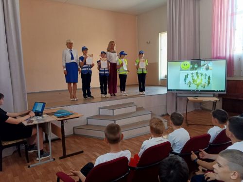 Азнакайда балалар юл кагыйдәләрен яхшы белә