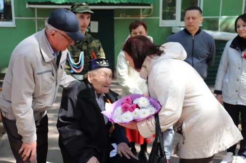 Азнакайда ветеран Гайнулла ага Әюпов яшәгән йорт алдында парад үтте