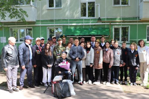 Азнакайда ветеран Гайнулла ага Әюпов яшәгән йорт алдында парад үтте