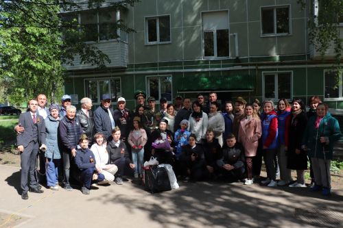 Азнакайда ветеран Гайнулла ага Әюпов яшәгән йорт алдында парад үтте