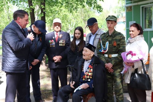Азнакайда ветеран Гайнулла ага Әюпов яшәгән йорт алдында парад үтте