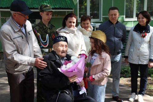 Азнакайда ветеран Гайнулла ага Әюпов яшәгән йорт алдында парад үтте