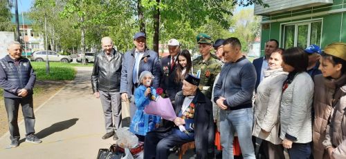 Азнакайда ветеран Гайнулла ага Әюпов яшәгән йорт алдында парад үтте