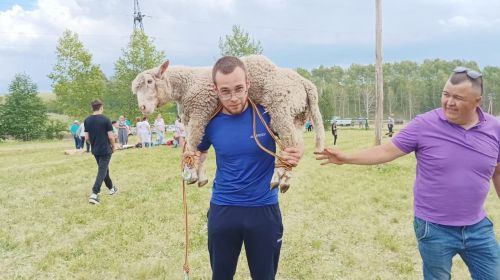 Әлкәй авылы Сабан туенда укытучыларны данладылар