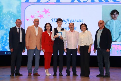 Азнакайның 4 нче лицее чыгарылыш сыйныф укучыларын олы тормышка озатты