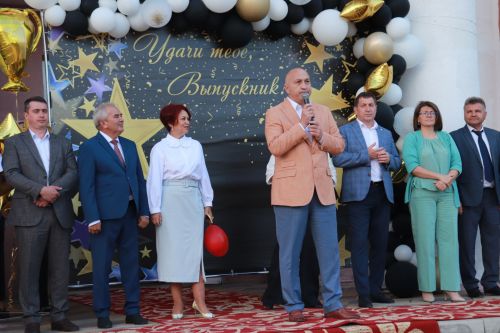 В Азнакаево прошел районный выпускной вечер