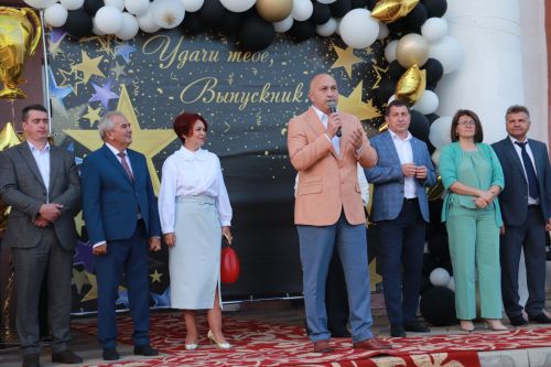 В Азнакаево прошел районный выпускной вечер