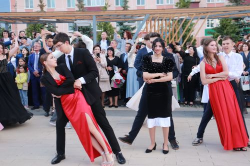 В Азнакаево прошел районный выпускной вечер