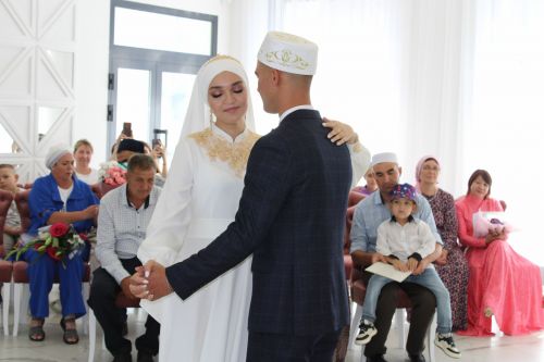 В Азнакаево прошло чествование 100-й пары молодоженов года