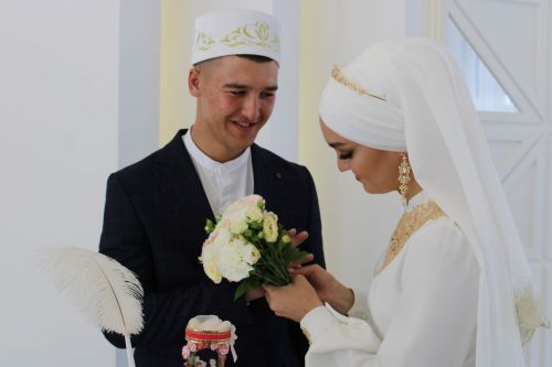 В Азнакаево прошло чествование 100-й пары молодоженов года
