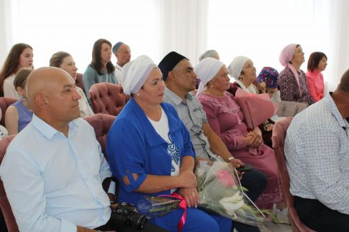 В Азнакаево прошло чествование 100-й пары молодоженов года