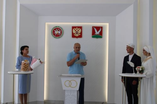 В Азнакаево прошло чествование 100-й пары молодоженов года
