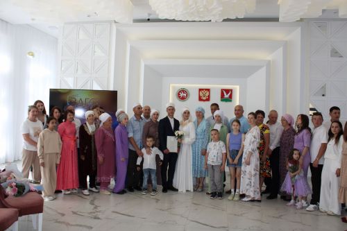 В Азнакаево прошло чествование 100-й пары молодоженов года