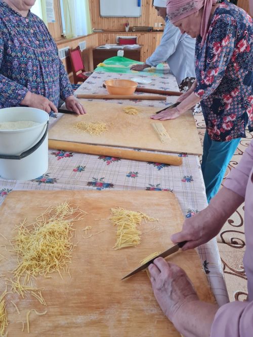 Сәпәй авылы уңганнары солдат егетләребезгә токмач кисә