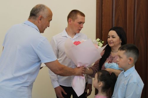 Бәхетле гаиләләр артып, сабыйлар туып тора:  Азнакайда 2023 елда 200-нче бала тууы рәсми теркәлде