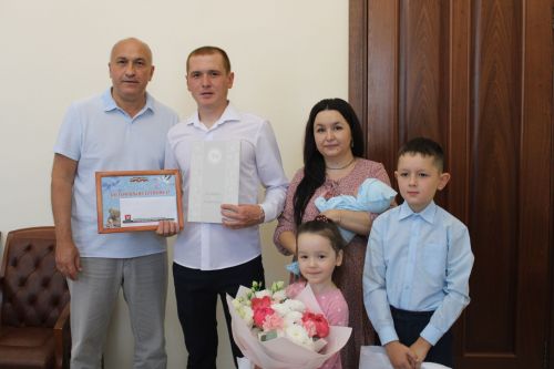 Бәхетле гаиләләр артып, сабыйлар туып тора:  Азнакайда 2023 елда 200-нче бала тууы рәсми теркәлде
