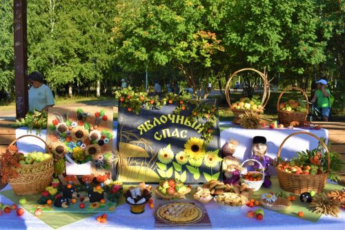 Азнакайлылар алма спасын бәйрәм иттеләр