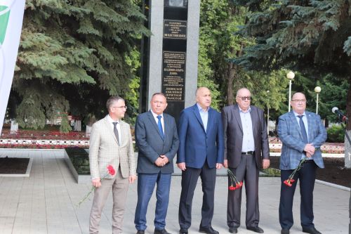 В Азнакаево открыты памятники добытчикам черного золота