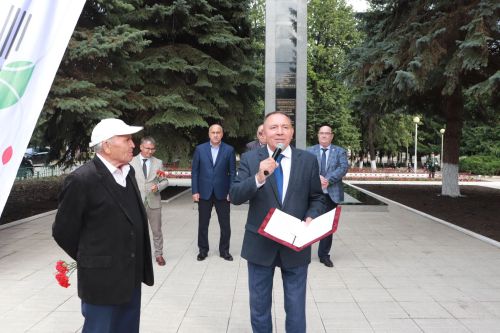 В Азнакаево открыты памятники добытчикам черного золота