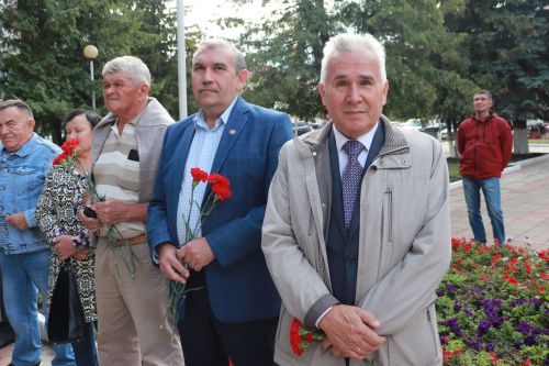 В Азнакаево открыты памятники добытчикам черного золота