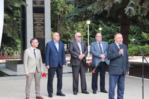 В Азнакаево открыты памятники добытчикам черного золота