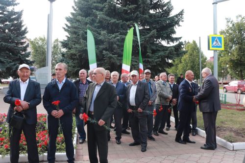 В Азнакаево открыты памятники добытчикам черного золота
