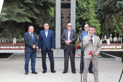 В Азнакаево открыты памятники добытчикам черного золота
