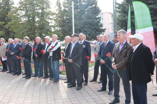 В Азнакаево открыты памятники добытчикам черного золота