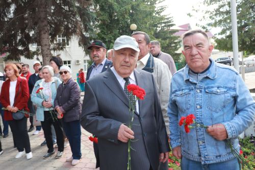 В Азнакаево открыты памятники добытчикам черного золота