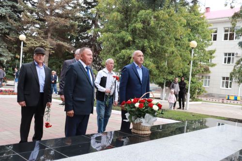 В Азнакаево открыты памятники добытчикам черного золота