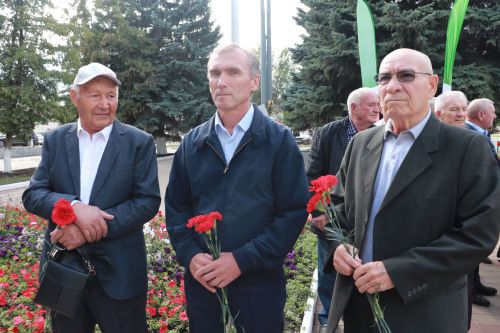 В Азнакаево открыты памятники добытчикам черного золота
